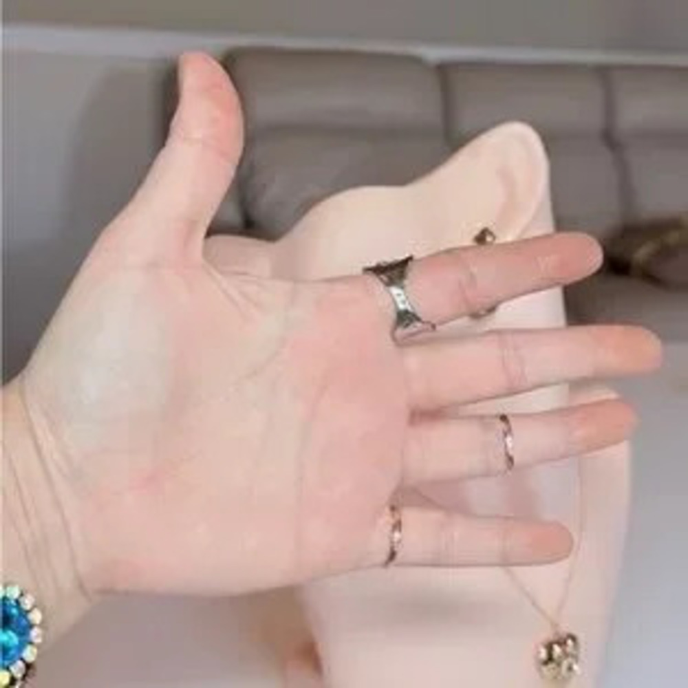 Chic Silver Crystal Ring - Picture 8 of 9